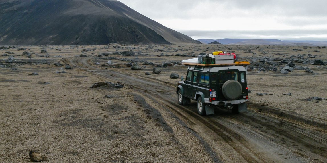 Land Rover Defender im Hochland von Island