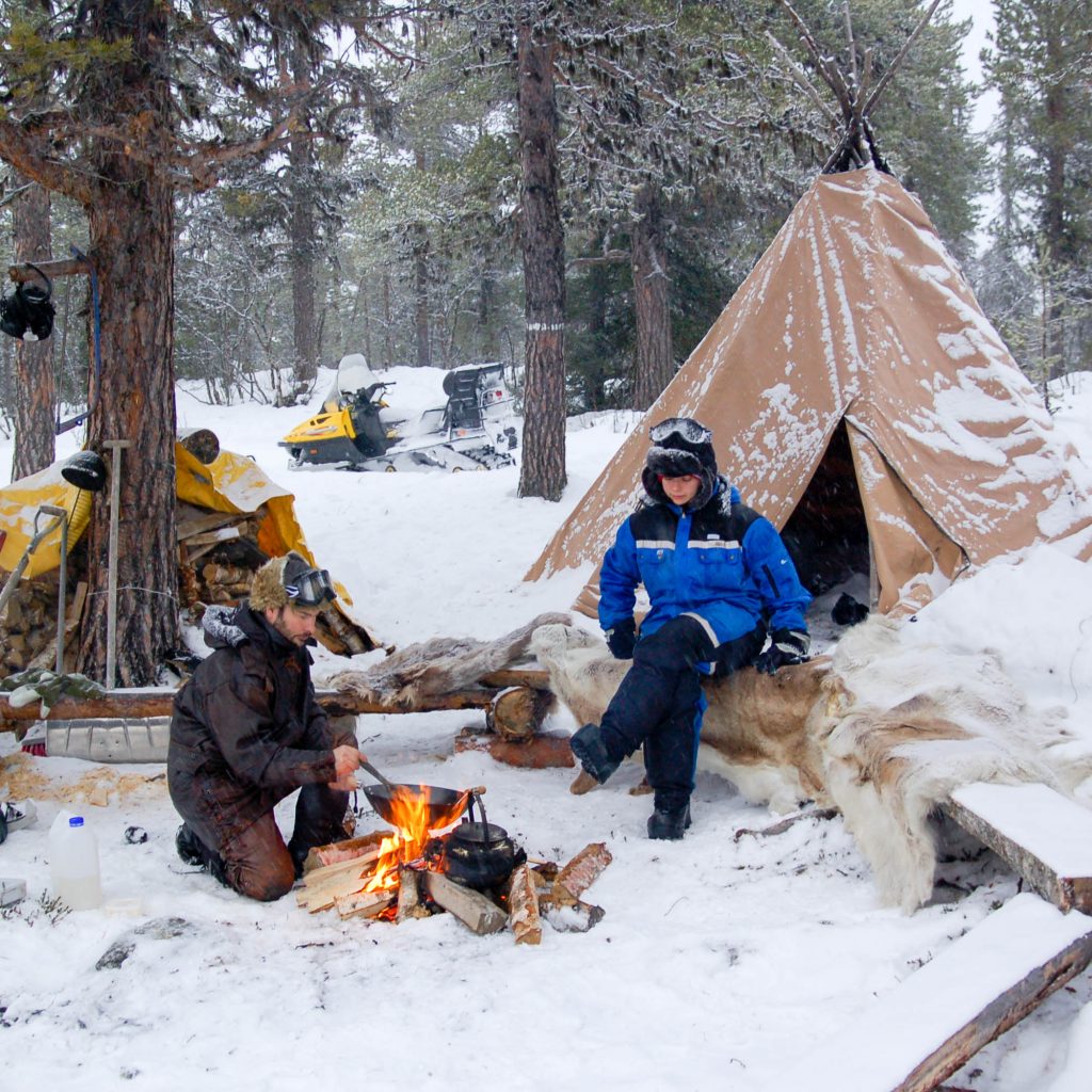 Rentierfleisch-Kochen im Wald