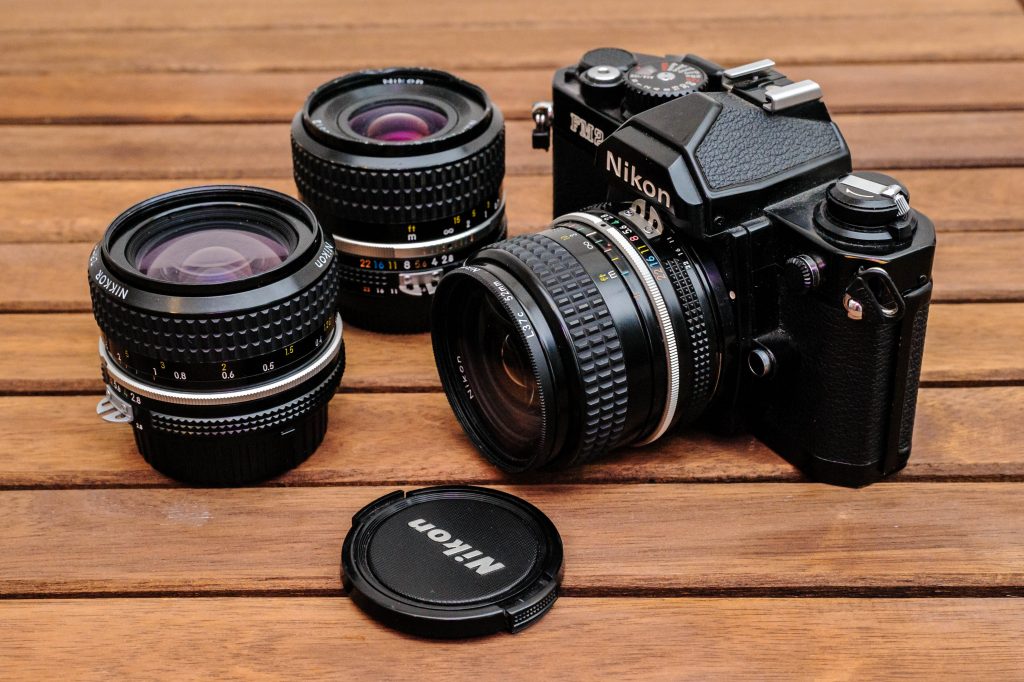 Nikon FM2 mit AI-s Nikkor 24mm f/2.8 sowie AI-s Nikkor 35mm f/2.8 und AI Nikkor 28mm f/2.8