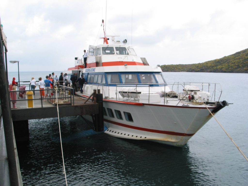 Mit dem Tragflügelbot kann man zwischen den Inseln pendeln