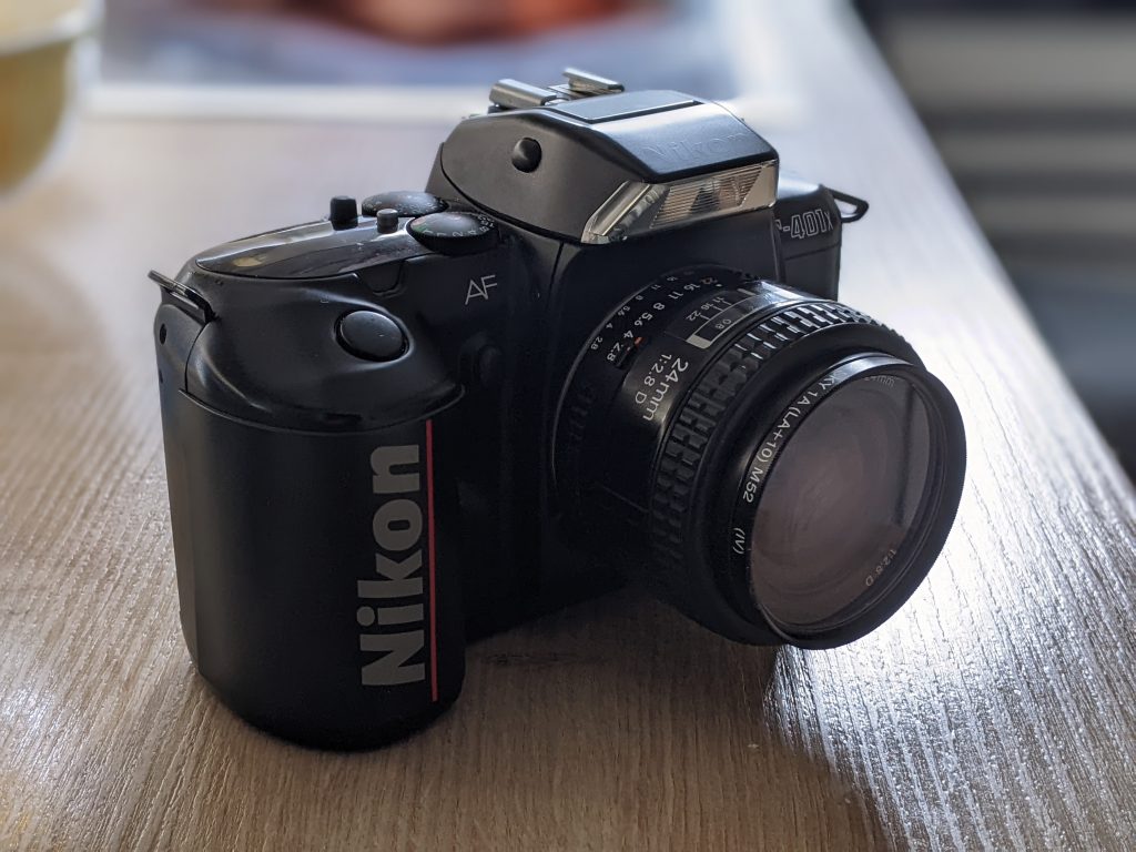 Nikon F401x mit Nikon AF Nikkor 24mm f/2.8 D