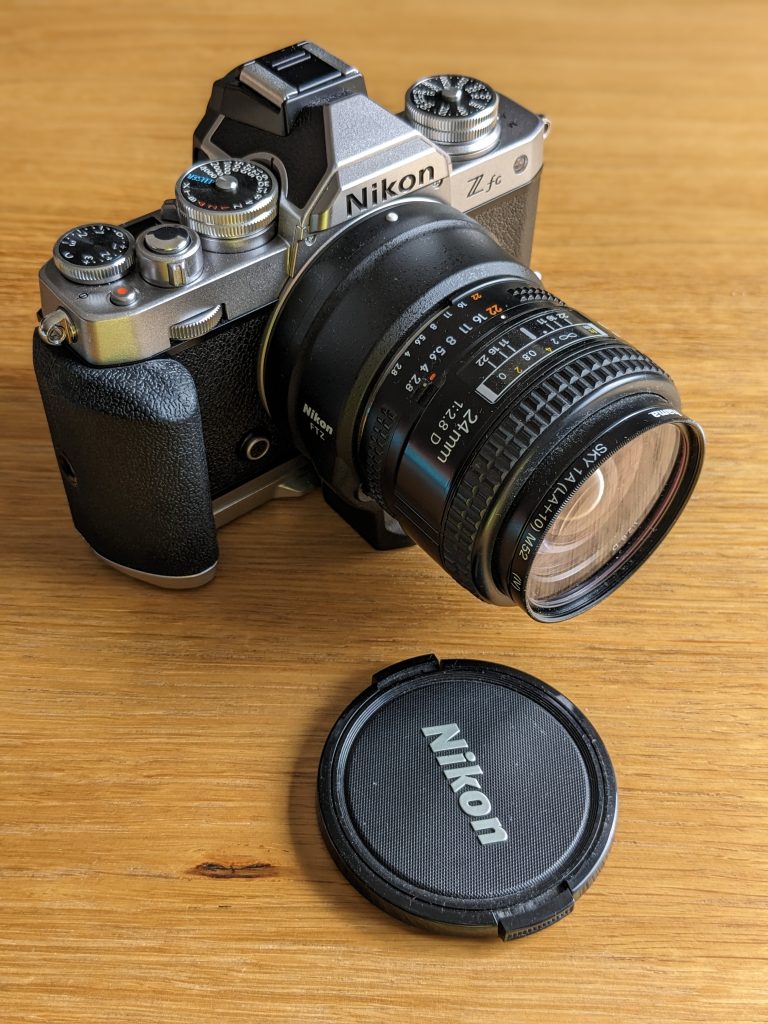 Nikon Zfc mit Nikon AF Nikkor 24mm f/2.8 D an FTZ-Adapter
