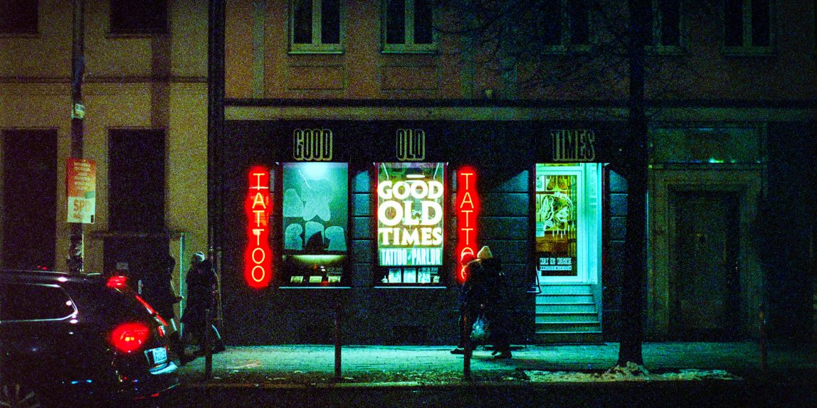 Fotoserie MITTE - Ein Nachtspaziergang durch die Straßen von Berlin. Ein Mann. Eine Kamera. Eine Rolle Cinestill 800T. Großstadt.