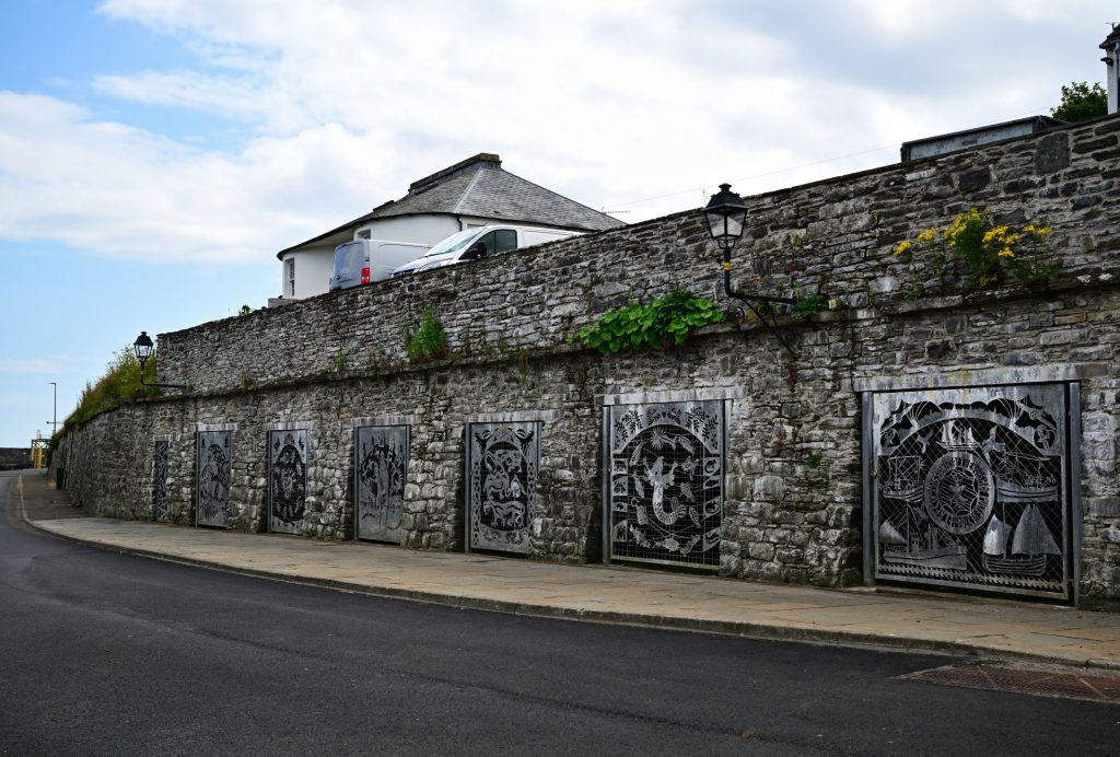Nachbildungen der Türen der alten Heringskeller: